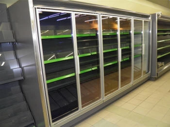 refrigerated shelving for vegetables with open display