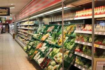 refrigerated shelving with hermetic doors