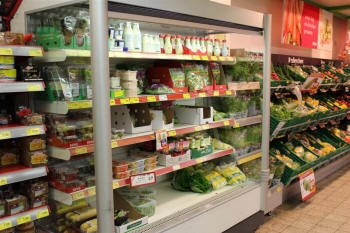 refrigerated shelving for supermarkets with increased capacity